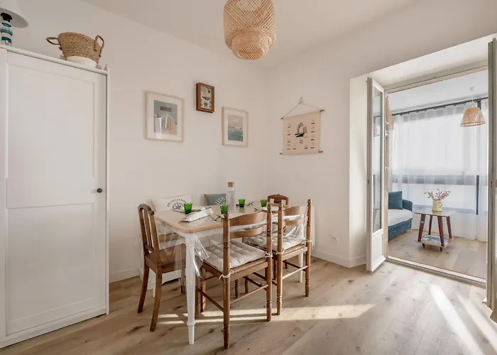 800m De La - 3 Adultes Et 1 Enfant *